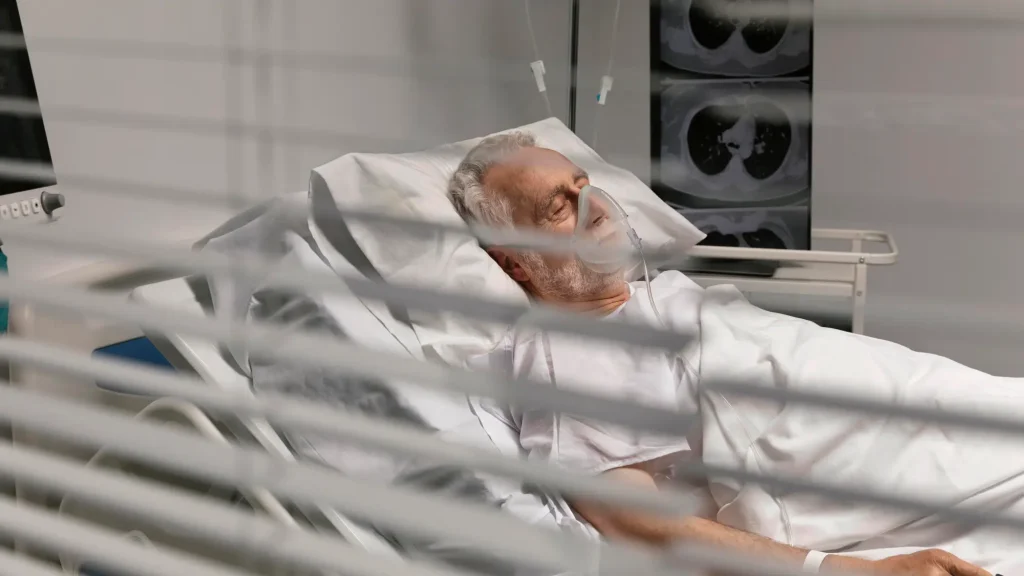 สำหรับผู้ป่วยที่มีภาวะหรือโรคต่าง ๆ ตามที่กล่าวไว้ข้างต้น มีความเสี่ยงที่จะเกิดอาการสำลักบ่อย ๆ มากกว่าคนทั่วไป โดยเฉพาะกลุ่มผู้ปวยที่มีโรคประจำตัว หรือผู้สูงอายุ ซึ่งอาจนำไปสู่ภาวะแทรกซ้อนที่รุนแรง และอาจเป็นอันตรายถึงชีวิตได้ โดยมีรายละเอียด ดังต่อไปนี้