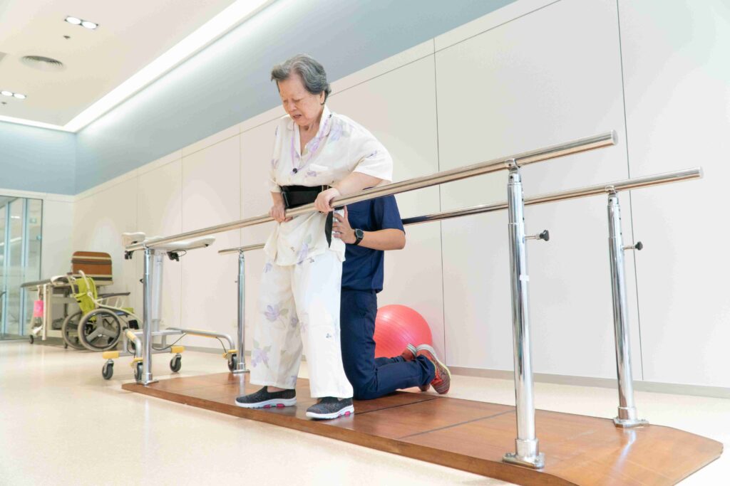 4 แนวทางการรักษาอาการมือสั่นที่แพทย์พิจารณาเลือก ได้แก่ การใช้ยา การทำกายภาพบำบัด การทำกิจกรรมบำบัด การผ่าตัด (ในกรณีที่จำเป็น)