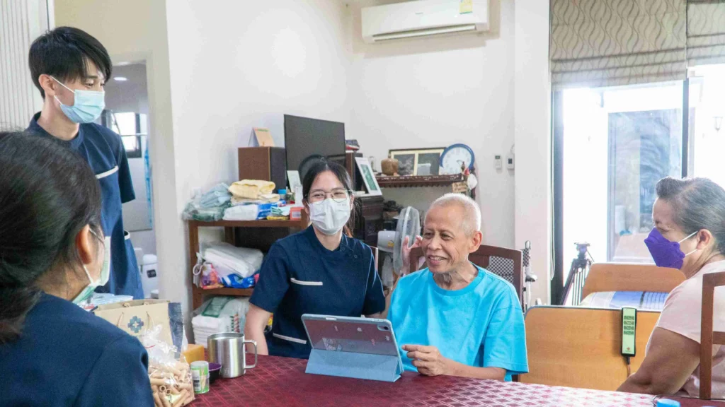 สำหรับผู้ป่วยที่มีภาวะอะเฟเซีย การฝึกพูดเพียงอย่างเดียวไม่พอ แต่ต้องอาศัยการดูแลแบบองค์รวมจากทีมสหวิชาชีพ เพื่อให้ผู้ป่วยสามารถกลับมาสื่อสารและใช้ชีวิตได้จริงในระยะยาว