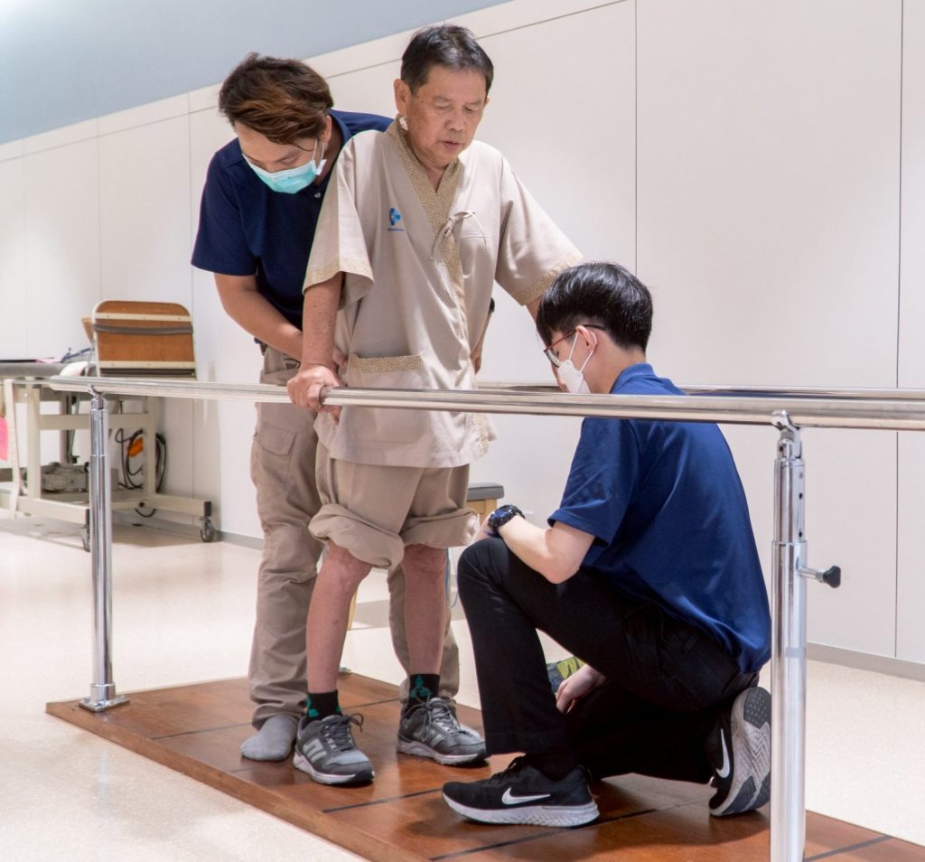 กายภาพบำบัดผู้ป่วยสโตรก (Physical Therapy / PT) คืออะไร - กายภาพบำบัดผู้ป่วยสโตรก คืออะไร? ต่างจากกิจกรรมบำบัดยังไง