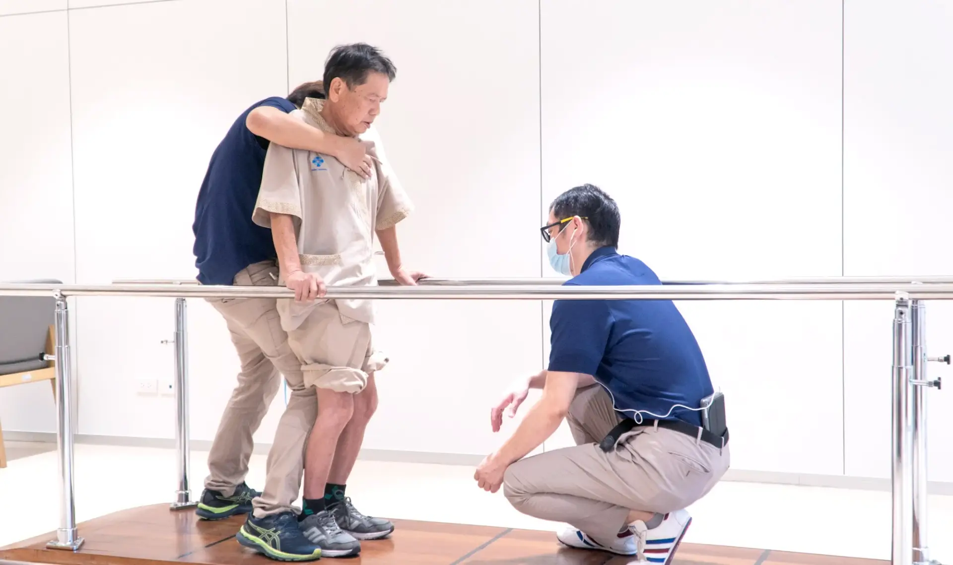 ผู้ป่วยสโตรกฝึกยืนลงน้ำหนักด้วยตัวเองที่ราวคู่ขนาน