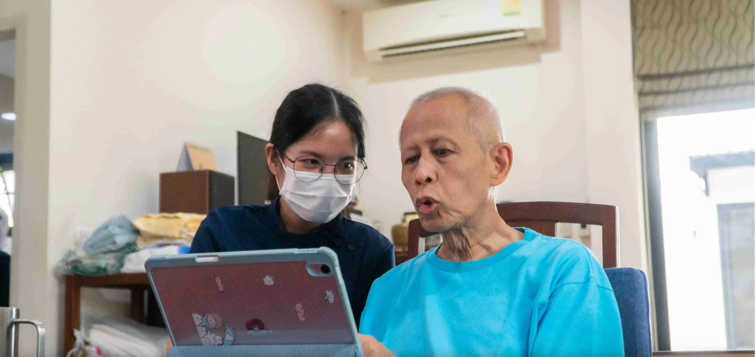 ฝึกพูดผู้ป่วยสโตรก: ทีม PNKG ใช้แท็บเล็ตช่วยฝึกสื่อสารกับผู้ป่วย